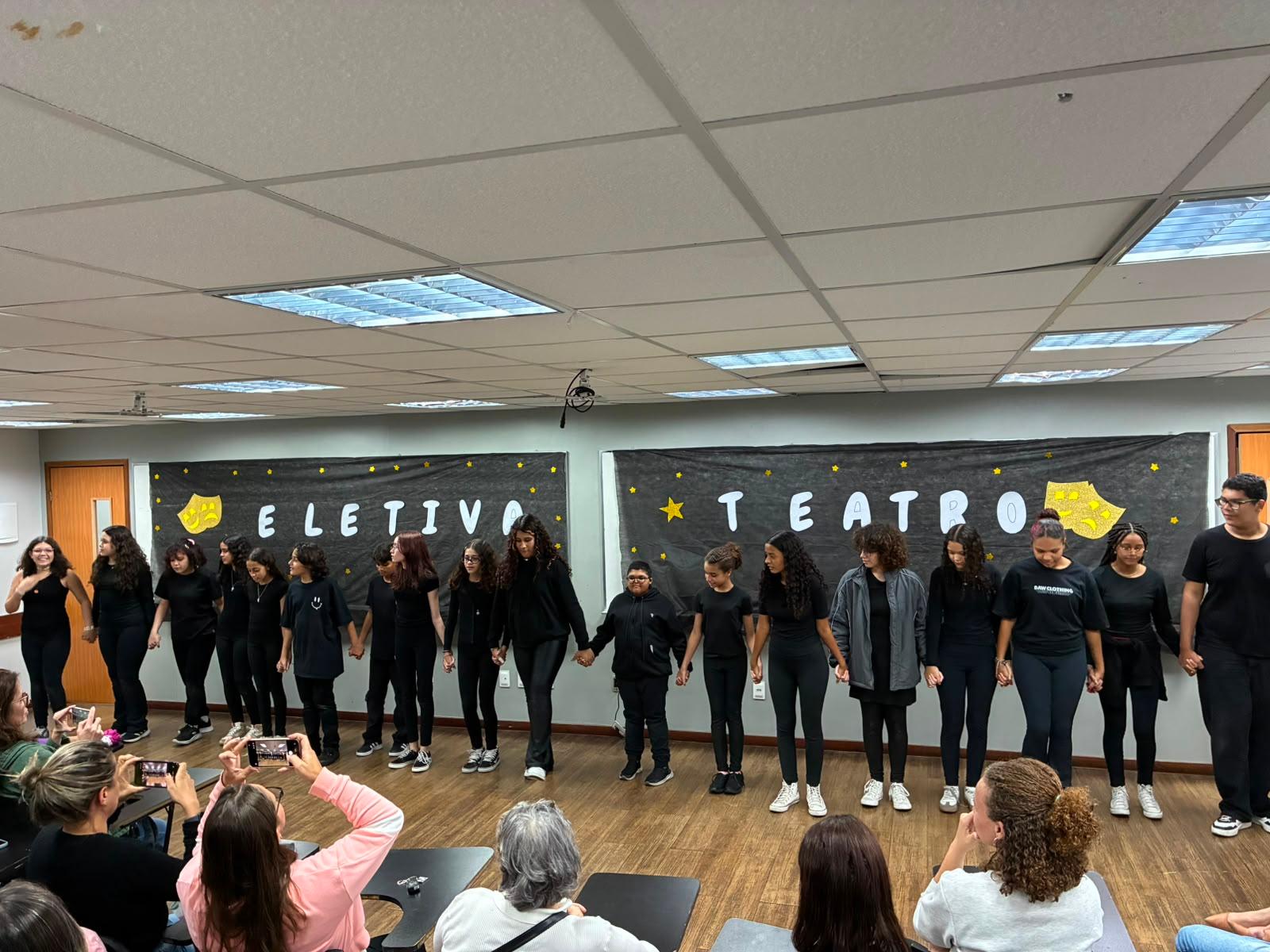 Conexão Eletivas reúne famílias em apresentações de Teatro e Libras